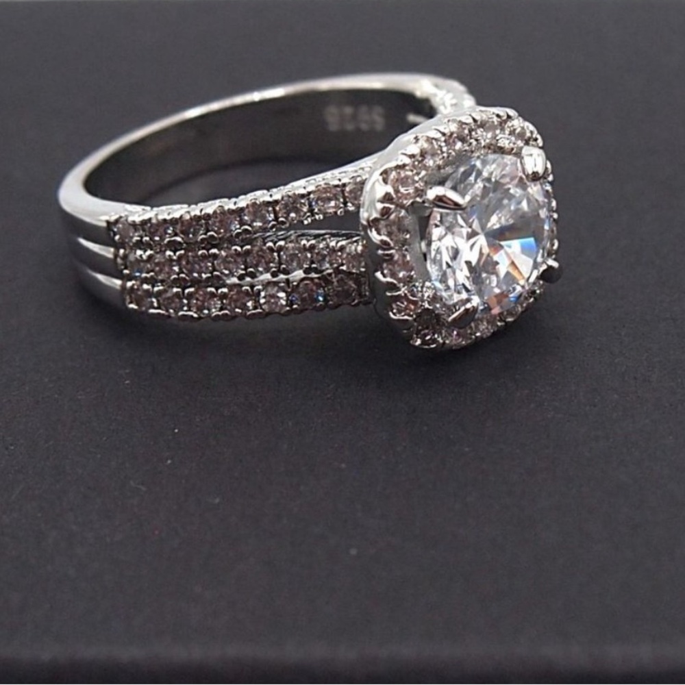 Exquisite Ladies 2.50ctw Halo Bridal Diamond Ring, 18K White Gold